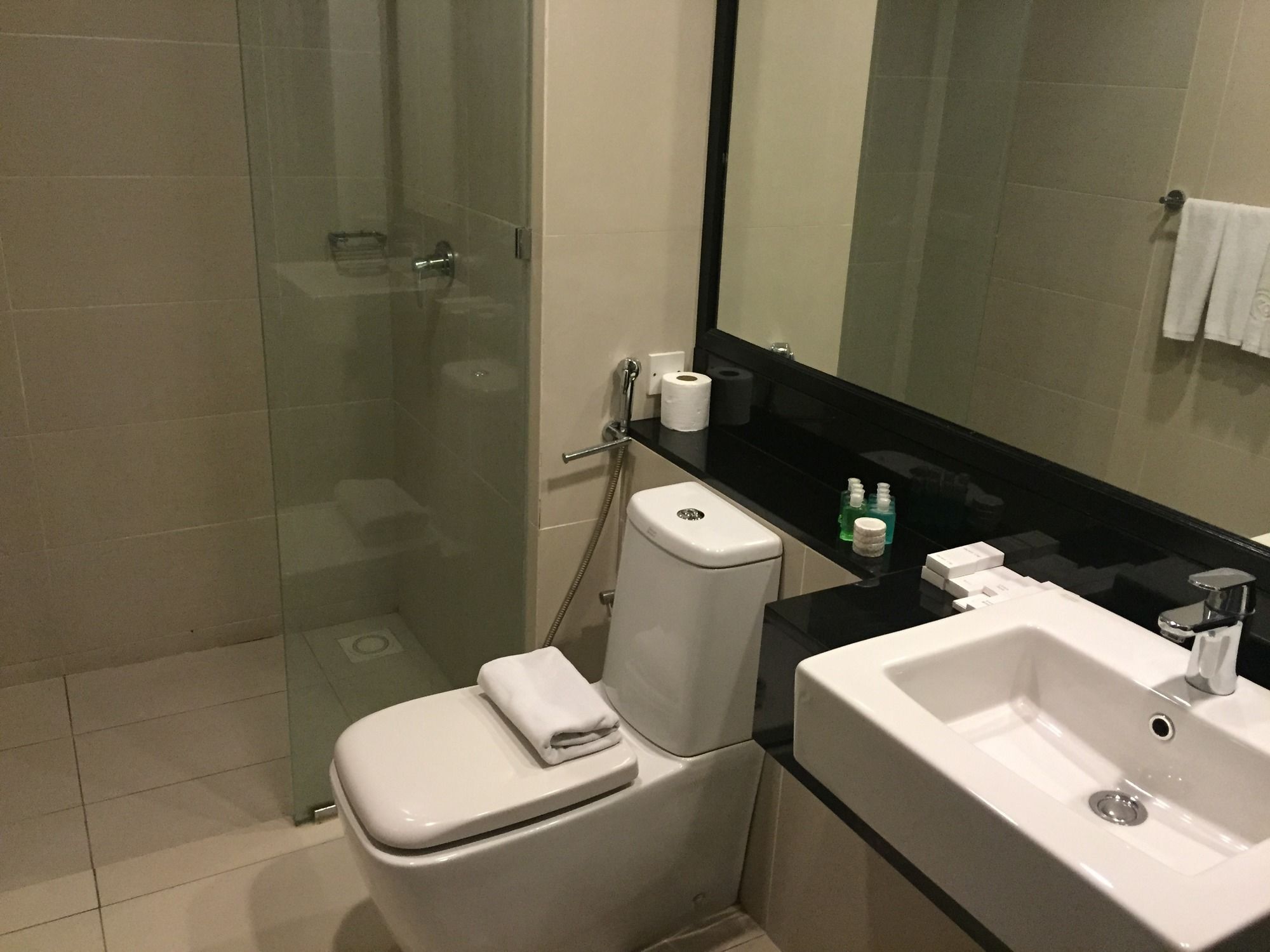 Borneo Vista Suites Hotel Кота-Кинабалу Экстерьер фото